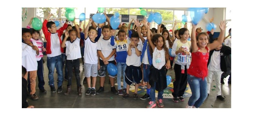 Alunos de escola municipal de Itu ganham festa de Natal da Emicol